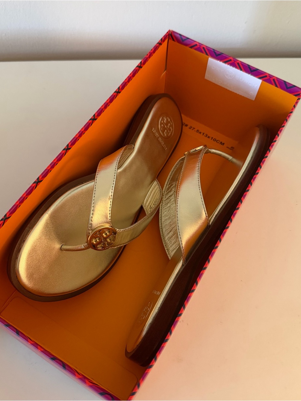 Tory Burch Benton Thong in Spark Gold Sandals. Sz. 6. - Picture 11 of 11